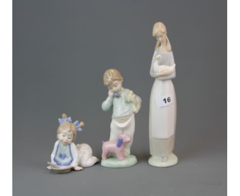 A group of three Nao figures, tallest H. 27.5cm.