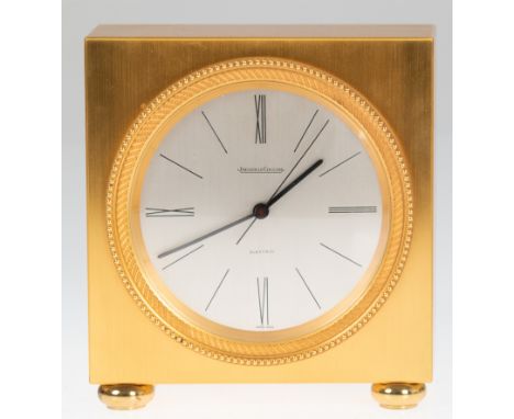 Tischuhr "Jaeger Lecoultre Electric", Schweiz, rechteckiges, vergoldetes Messinggehäuse, auf vier gedrückten Kugelfüßen, rund