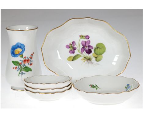 Konvolut Meissen, Bunte Blume 1, 2 und 3, Goldrand, 1. Wahl, dabei 4 Schälchen, Dm. 8 und 11 cm, 1 Schälchen, Vierpaßforn, 16