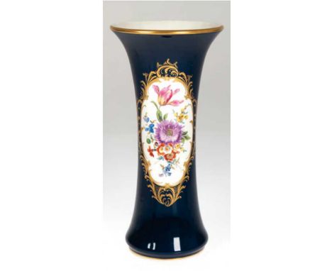 Meissen-Vase, kobaltblau, in goldstaffierter Kartusche polychrome Blumenmalerei, Goldränder, 1. Wahl, H. 26 cm