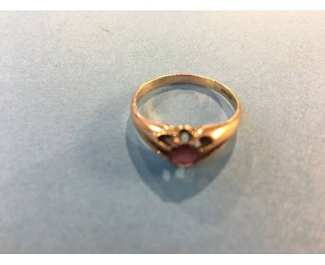 A 9ct gold ring, 2.7g