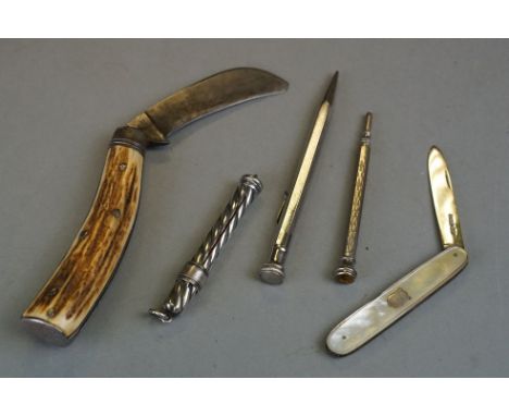 A group of mixed collectables to include a Sampson &amp; Morden pencil, a bone handled pocket knife, a silver and mother of p