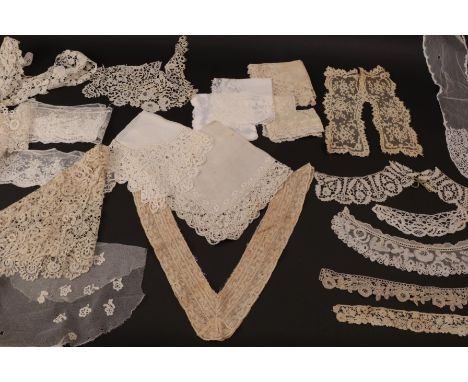 Assorted Late 19th Century/Early 20th Century Lace comprising Honiton lace collar and fragments; five cotton handkerchiefs wi