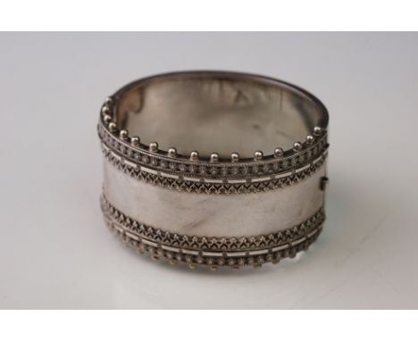 A fully hallmarked sterling silver Edwardian cuff bangle. 