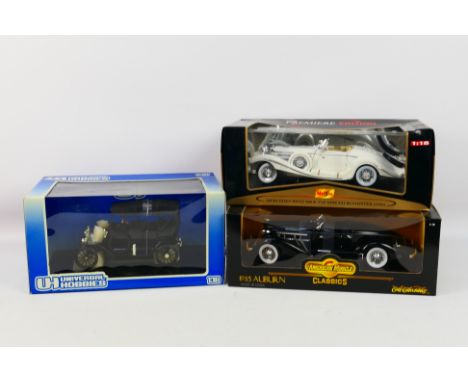 Universal Hobbies - Maisto - Ertl - Three boxed 1:18 scale diecast model vehicles. Lot consits of Universal Hobbies #4315 For