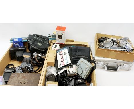 Cameras, camera accessories and other miscellaneous items including Minolta 7000 camera with Minolta 'AF Zoom 35-70mm 1:4(22)