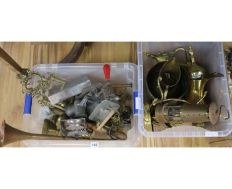 Mixed brass and a hunting horn (3 boxes)