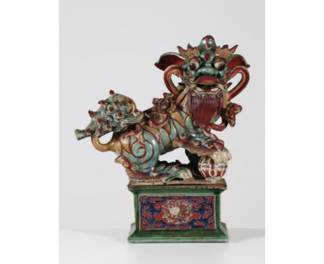 An enamel pottery figure of foo dog China, Qing dynasty, 19th century . . Cm 58,00 x 58,00 x 25,00.