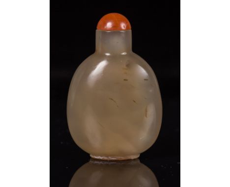 A jade snuff bottle with carnelian stopperChina, 19th - 20th century . . Cm 4,00 x 5,00.