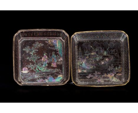 A pair of small black lacquer trays decorated with mother-of-pearl inlays China, Qing dynasty, 17th century . . Cm 10,00 x 10