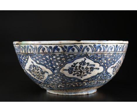 A large underglaze painted ablution basin Turkey, Kutahya, 18th century . . Cm 37,00 x 17,00.