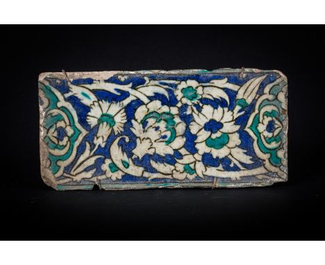 A Damascus border tile Syria, 17th century . . Cm 25,00 x 12,00.