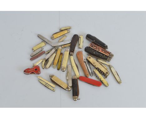 A collection of vintage pocket knives and fruit knives, including mother of pearl mounted examples and combination examples (