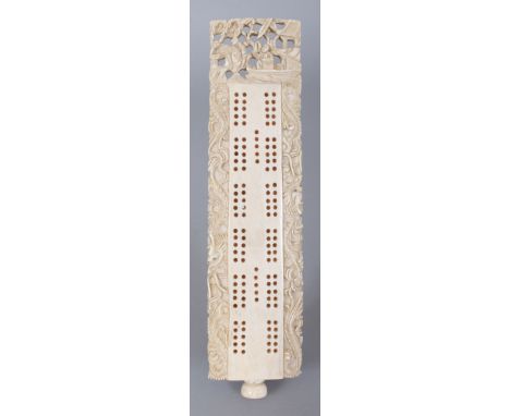 A CHINESE CANTON IVORY CRIBBAGE BOARD, circa 1900, 7.3in long.