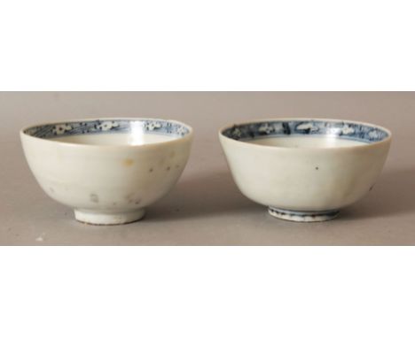 A PAIR OF CHINESE WANLI PERIOD BLUE &amp; WHITE SHIPWRECK PORCELAIN BOWLS, each painted to its centre with a circular panel o