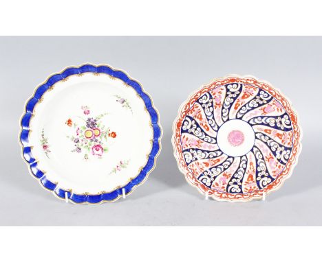 AN 18TH CENTURY WORCESTER SCALLOP EDGE PLATE, painted with flowers under a blue border and a similar Worcester plate, painted