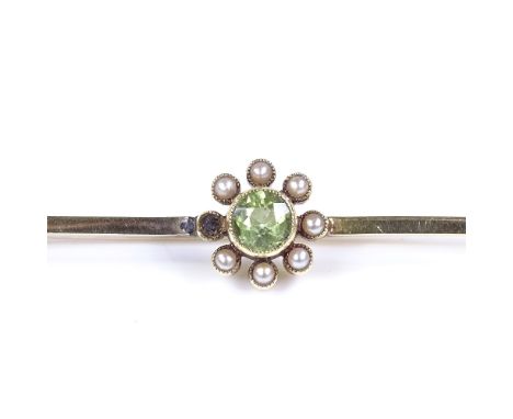 An Edwardian 15ct gold peridot and seed pearl bar brooch, length 60.9mm, 3.5g (1 pearl missing) 