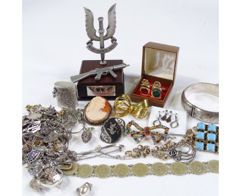 Silver and costume jewellery, including a Vesta case, a cameo brooch etc 