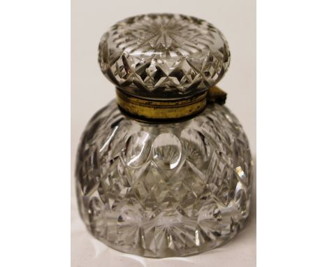AN EDWARDIAN CRYSTAL AND BRASS MOUNTED INKWELL H9CM DIAMETER 8CM
