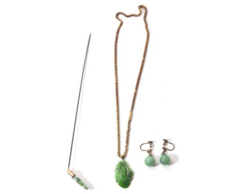 A JADE AND YELLOW METAL HAT PIN, EAR RINGS, AND PENDANT.