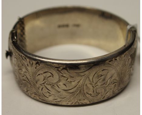 A SILVER ENGRAVED BANGLE DIAMETER 6 CM 35g