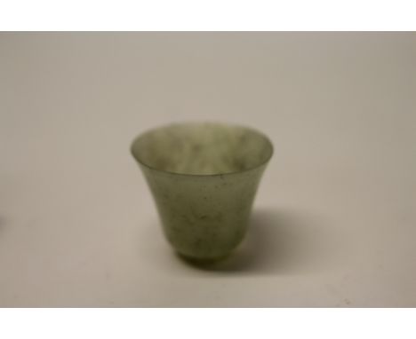 A CHINESE JADE BEAKER  H 4.5 CM DIAMETER 5 CM 