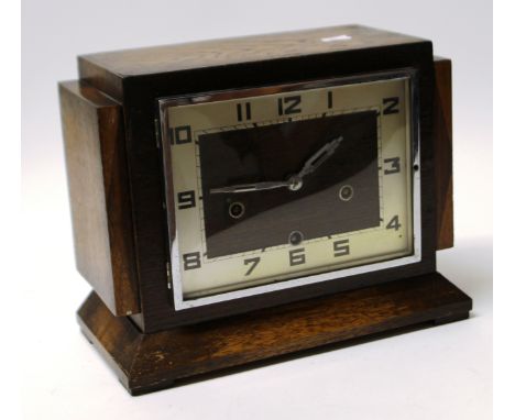 A 1930s OAK CASED MANTEL CLOCK W 30 CM D14 CM  H 23 CM