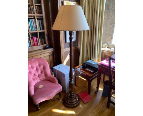 A George III style mahogany standard lamp. (Dimensions: Height 150cm.)(Height 150cm.)