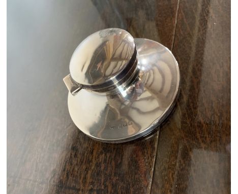 An Edwardian filled silver capstan inkwell. (Dimensions: Diameter: 9cm)(Diameter: 9cm)