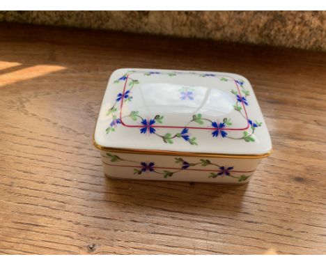A Herend porcelain trinket box. (Dimensions: 10cm x 8cm)(10cm x 8cm)