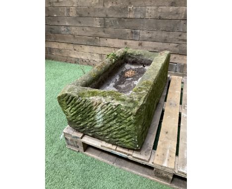 19th century hand hewn rectangular stone troughDimensions: Height:&nbsp;30cm&nbsp; Length/Width:&nbsp;90cm&nbsp; Depth/Diamet