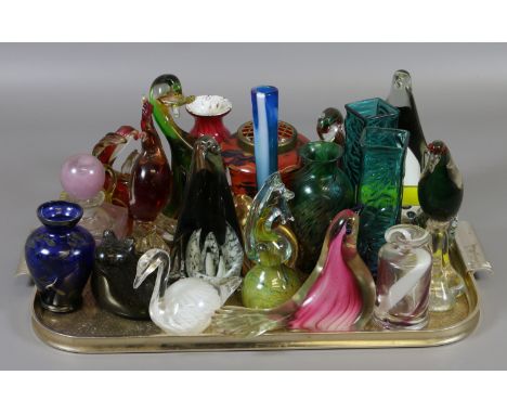 A tray of art glass and art glass animals and birds.