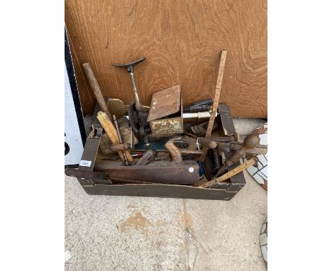 AN ASSORTMENT OF VINTAGE HAND TOOLS TO INCLUDE WOOD PLANES, A BRACE DRILL AND FLAT IRONS ETC 