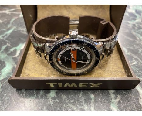 A 1980'S TIMEX SPORTS DATE WATCH IN ORIGINAL BOX 