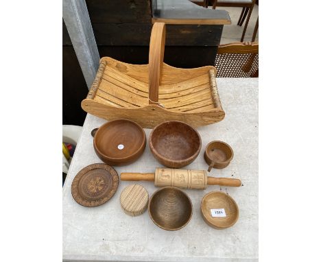 AN ASSORTMENT OF TREEN ITEMS TO INCLUDE A ROLLING PIN, BOWLS AND A TRUG BASKET ETC 