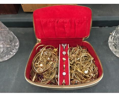 A VINTAGE JEWELLERY BOX CONTAINING A QUANTITY OF COSTUME JEWELLERY TO INCLUDE RINGS, BANGLES, NECKLACES, CUFFLINKS, ETC 