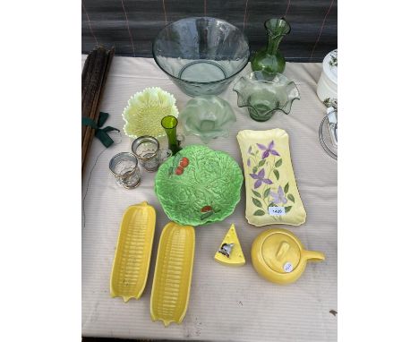 AN ASSORTMENT OF CERAMIC AND GLASS WARE TO INCLUDE BOWLS, JUGS AND CARLTON WARE PLATES ETC 