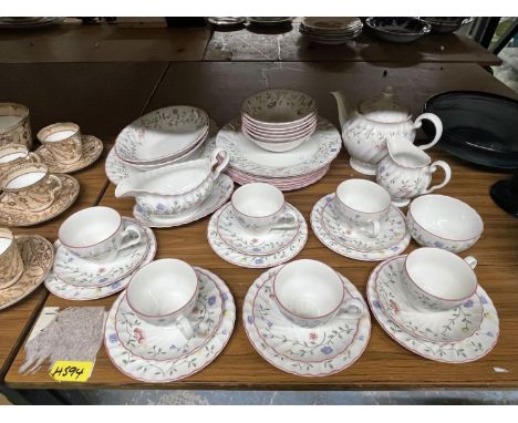 A VINTAGE JOHNSON BROTHERS DINNER SERVICE TO INCLUDE TEAPOT, MILK, SUGAR, SERVING BOWLS, SAUCE BOAT AND PLATE, DINNER PLATES 