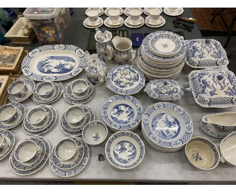 A LARGE QUANTITY OF OLD CHELSEA DINNER WARE TO INCLUDE LIDDED SERVING DISHES, TUREENS, SERVING PLATES, CUPS AND SAUCERS, TEA 