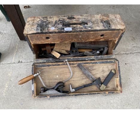 A VINTAGE WOODEN JOINERS CHEST WITH AN ASSORTMENT OF TOOLS TO INCLUDE SPANNERS, SET SQUARES AND SAWS ATE 
