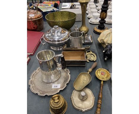 A QUANTITY OF SILVER PLATED ITEMS TO INCLUDE TANKARDS, A TRAY, CIGARETTE BOX, BOWLS, A BRASS VASE, ETC 