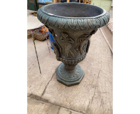 A LARGE PAINTED RECONSTITTUED STONE URN PLANTER (H:81CM) 