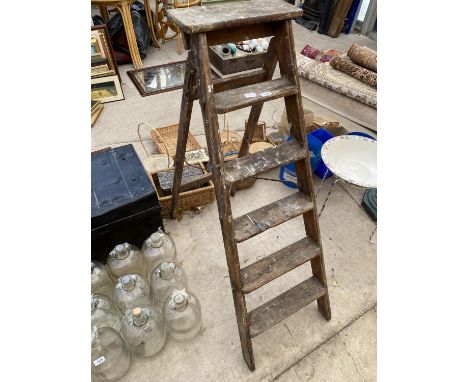 A VINTAGE FIVE RUNG WOODEN STEP LADDER 