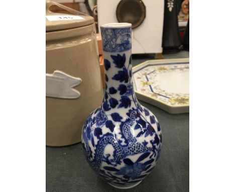 A LATE 19TH CENTURY/EARLY 20TH CENTURY CHINESE BUD VASE WITH SIGNATURE TO BASE HEIGHT 15CM 