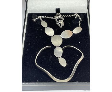 A MARKED SILVER NECKLACE AND BANGLE IN A PRESENTATION BOX 