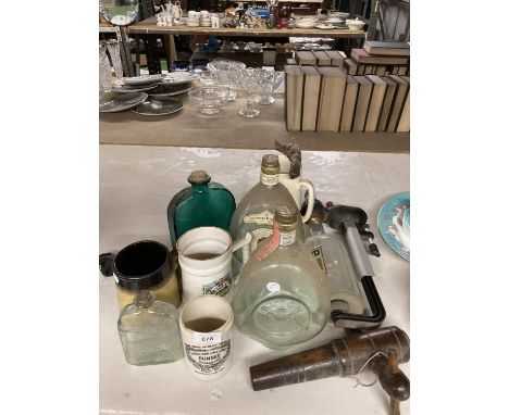 A QUANTITY OF ITEMS TO INCLUDE VINTAGE BOTTLES, NOVELTY CORKS, WOODEN BEER TAP, OPTIC, MUGS, ETC 