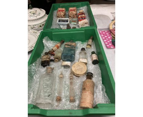 A COLLECTION OF VINTAGE BOTTLES TO INCLUDE MEDICINAL, GINGER BEER, VINTAGE TEAS, CIGARETTE PACKETS, ETC 