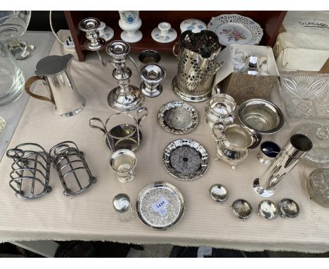 AN ASSORTMENT OF SILVER PLATED ITEMS TO INCLUDE A MILK JUG AND SUGAR BOWL SET, CANDLESTICK AND TOAST RACKS ETC 