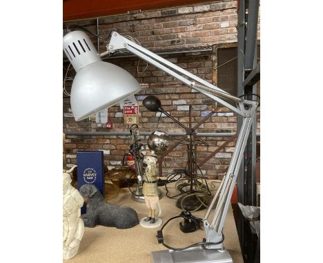 A VINTAGE STYLE SILVER COLOURED ANGLEPOISE LAMP 