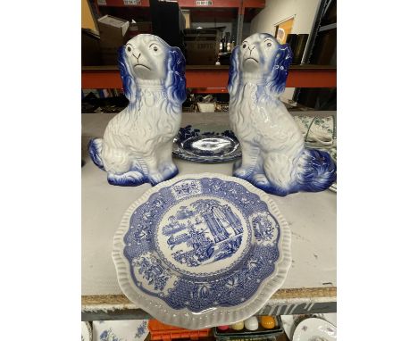 A PAIR OF VINTAGE ARTHUR WOOD MANTLE D0GS TOGETHER WITH A SPODE BLUE ROOM COLLECTION PAGODA PLATE AND A BLUE AND WHITE IRONST